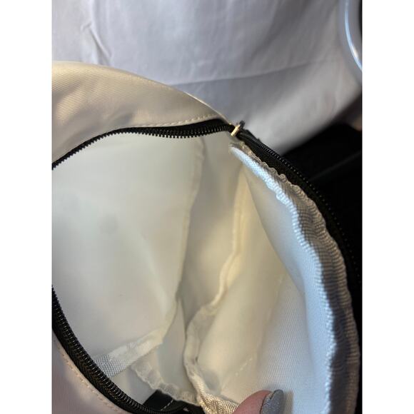 Snoopy mini crossbody/backpack - Picture 7 of 9